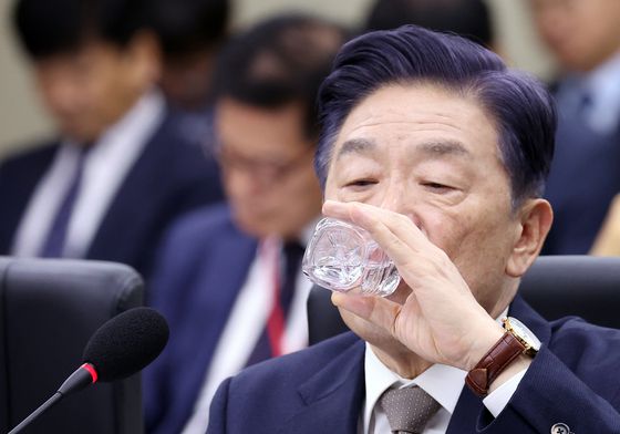 김형석 독립기념관장이 16일 정부세종청사에서 열린 국회 정무위원회의 국가보훈부에 대한 국정감사에서 물을 마시며 목을 축이고 있다. 연합뉴스.