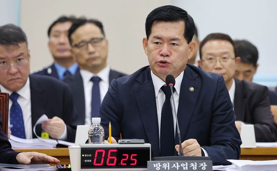 석종건 방위사업청장이 17일 국회 국방위원회에서 열린 방위사업청 등에 대한 국정감사에서 의원들 질문에 답하고 있다. 임현동 기자