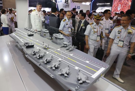 2023년 6월 부산 해운대구 벡스코에서 열린 '2023 부산국제조선해양대제전'에서 참석자들이 HD현대중공업이 개발 중인 차세대한국형 구축함(KDDX)과 한국형 항공모함, 무기체계 등을 살펴보고 있다. 송봉근 기자