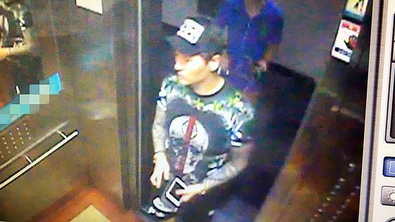 엘리베이터 CCTV에 포착된 윤진호. 전신 문신이 부각돼 보인다. 호스트바 출신으로 보이스피싱 범죄에 입문한 그는 ‘이승현’이라는 가명을 쓰고 중국 연길에 조직을 세웠다. 수하의 조선족 청년들을 통해 국민을 상대로 한 보이스피싱 범죄를 총지휘했다. 중앙포토