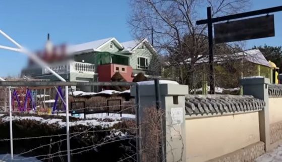 중국 연길시 외곽의 한 별장. 창에는 비닐이 씌워져 있고 입구에는 쇠사슬이 걸려 있다. 조직원들이 합숙하며 대본을 암기하고 점호를 받던 보이스피싱 숙소로 추정된다. 살아남기 위해 누군가를 등쳐야 하는 생존 논리가 이곳에서 작동했다. MBC PD수첩 유튜브 캡처