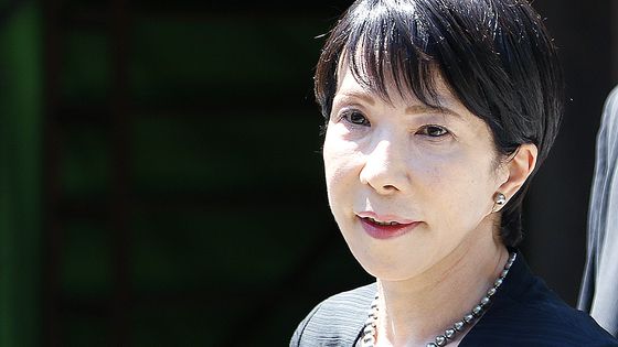 일본이 패전 80년을 맞은 지난 8월15일 도쿄 야스쿠니신사를 참배한 집권 자민당 다카이치 사나에 의원이 취재진 질문에 답하고 있다. 야스쿠니신사에는 태평양전쟁 A급 전범이 합사돼 있다. 연합뉴스