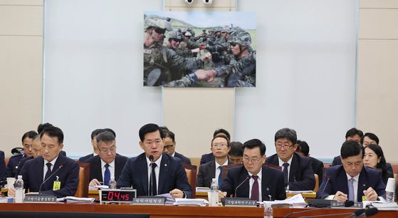 석종건 방위사업청장(앞줄 왼쪽 둘째)이 17일 국회 국방위원회에서 열린 방위사업청 등에 대한 국정감사에서 의원들 질문에 답하고 있다. 임현동 기자