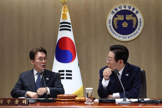 이재명 대통령과 김민석 국무총리가 14일 오전 서울 대통령실에서 열린 제45회 국무회의에서 대화를 하고 있다. 대통령실사진기자단