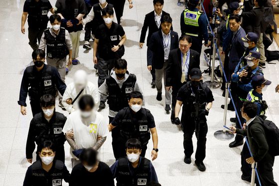 캄보디아 송환 대상자의 가족으로 추정되는 인물이 호송되는 피의자들에게 다가가 말을 걸다가 제지당하고 있다. 김정재 기자