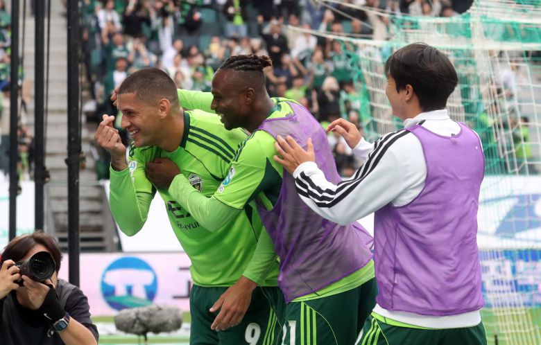 전북 현대 티아고의 골에 선수들이 함께 환호하고 있다. [연합뉴스]