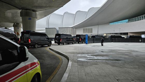 캄보디아로 파견된 정부 합동대응팀 단장인 김진아 외교부 2차관(왼쪽)과 박성주 경찰청 국가수사본부장이 18일 인천국제공항 제2터미널으로 귀국해 기자회견장으로 이동하고 있다. 연합뉴스