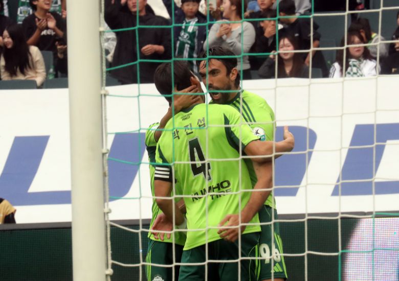 전북 현대 콤파뇨가 선제골을 넣은 뒤 환호하고 있다. [연합뉴스]