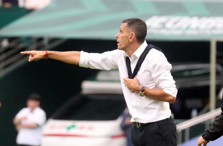 18일 전북 전주월드컵경기장에서 열린 K리그1 전북 현대와 수원 FC의 경기. 전북 현대 거스 포옛 감독이 선수들에게 작전 지시를 하고 있다. [연합뉴스]