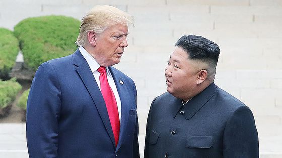 2019년 6월 판문점 군사분계선 북측 지역에서 만나 인사한 뒤 남측 지역으로 이동하는 트럼프 대통령과 김정은 위원장. 연합뉴스