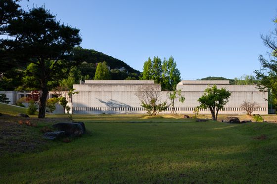 경기도 양평에 자리한 이함캠퍼스. 8개 동의 건물과 정원으로 이뤄져 있다. [사진 이함캠퍼스]