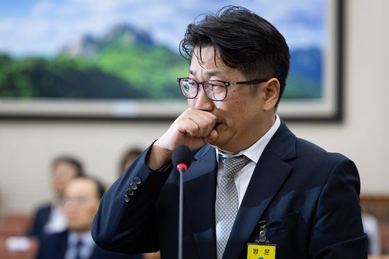 문지석 검사가 지난 15일 서울 여의도 국회에서 열린 기후에너지환경노동위원회 고용노동부 등에 대한 국정감사에 쿠팡CFS 퇴직금 미지급 검찰 수사 관련 참고인으로 출석해 의원 질의에 답변 중 눈물을 삼키고 있다. 뉴스1