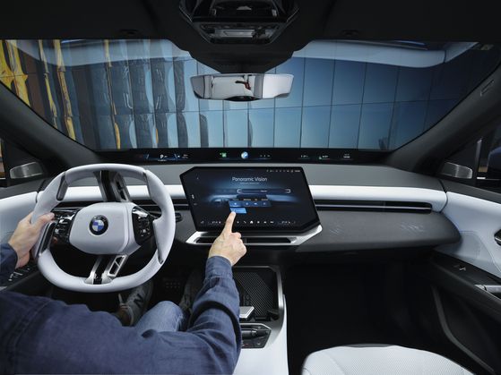 iX3는 창문 아래 띠모양 디스플레이와 HUD에 주행관련 정보를 띄운다.