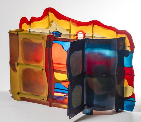 가에타노 페세, ' ﻿Nobody’s Perfect cabinet', 2002. 투명성과 풍부한 색상이 특징이다.[사진 이함캠퍼스]