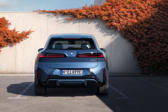 신형 iX3의 뒷모습.