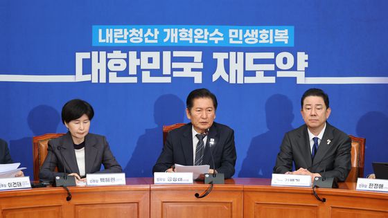 더불어민주당 정청래 대표와 김병기 원내대표가 20일 서울 여의도 국회에서 열린 국민의힘 장동혁 대표 규탄대회에 참석해 대화하고 있다. 연합뉴스