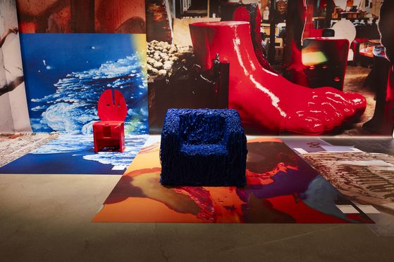 의자와 암체어(메리탈리아 센사피네 푸프)가 놓인 전시장. [사진 이함캠퍼스]