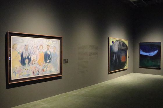 국립현대미술관 청주 '조우, 모던아트협회 1957-1960' 전시전경. 맨 왼쪽에 천경자의 '환(歡)’, 맨 오른쪽에 이건희컬렉션으로 이번에 첫 공개된 유영국의 '새벽'. 사진 국립현대미술관