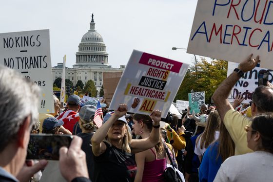 워싱턴 백악관과 의회 앞엔 수만 명이 운집해 ‘왕은 없다(No Kings)’ 팻말 등을 들었다. [연합뉴스]