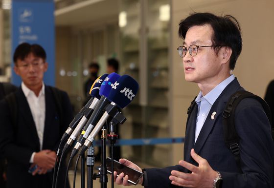 한미 관세협상 후속 논의를 마친 김정관 산업통상부 장관이 20일 인천국제공항 제2여객터미널을 통해 귀국한 뒤 발언하고 있다. 뉴스1