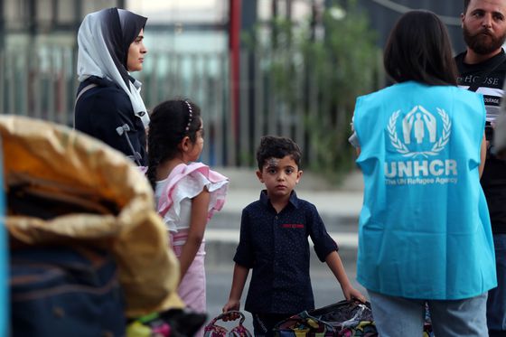 시리아 난민들이 지난 9월 11일(현지시간) 레바논 베이루트에 모여 유엔난민기구의 도움으로 귀향 준비를 하고 있다. EPA=연합뉴스