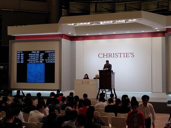 2019년 크리스티 홍콩의 ‘20세기 & 동시대 미술 이브닝 세일’에서 김환기의 ‘우주’(Universe 5-IV-71 #200)가 최고가에 낙찰됐다. 사진 CHRISTIE’S