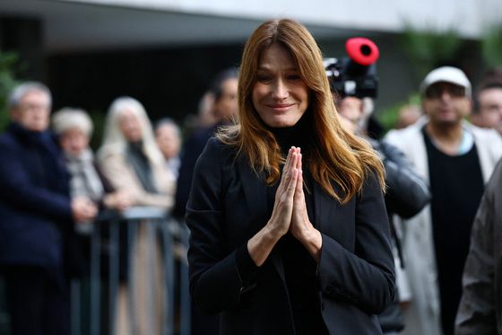 니콜라 사르코지 프랑스 전 대통령 부인 카를라 브루니 사르코지가 21일(현지시간) 남편이 탑승한 호송차가 상테 교도소로 떠나자 지지자들에게 두손 모아 감사인사를 하고 있다. 로이터=연합뉴스