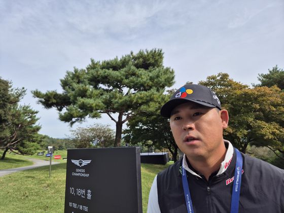 자신이 프로 대회 첫 경기장인 우정힐스에서 제네시스 챔피언십을 치르게 되는 김시우. 성호준 기자