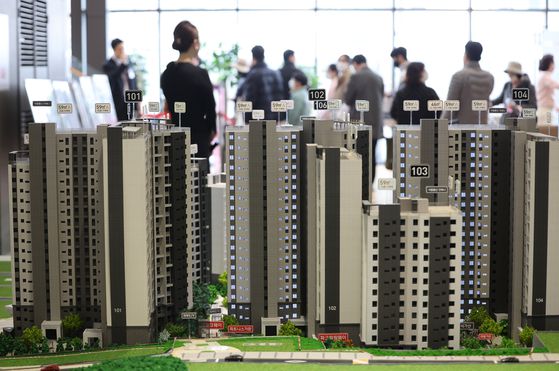 10·15대책으로 분양시장도 규제·비규제지역 간 희비가 엇갈릴 전망이다. 사진은 수도권 아파트 분양 모델하우스. 연합뉴스