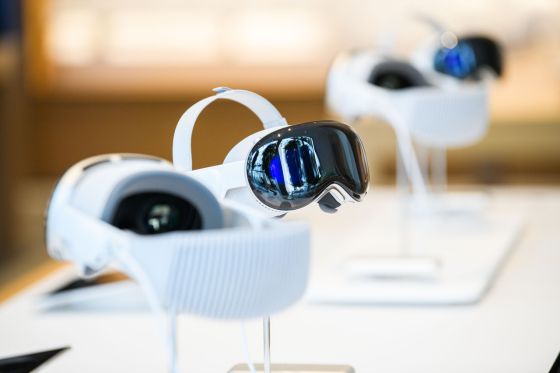 지난해 11월 15일 서울 중구 애플 명동점에 국내 출시된 '애플 비전 프로(Apple Vision Pro)'가 전시돼 있다. 뉴스1
