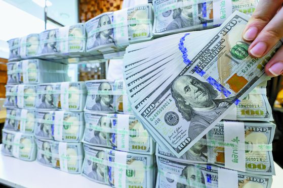 서울 중구 하나은행 위변조대응센터에서 직원이 100달러 지폐를 살펴보고 있다. 뉴스1