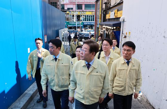 이재명 대통령이 지난 6월 12일 서울 용산구 이태원 참사 현장 '10·29 기억과 안전의 길'을 살피고 있다.연합뉴스