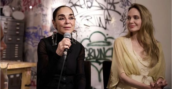 미술가 쉬린 네샤트(왼쪽)와 대담하는 앤젤리나 졸리. [사진 아틀리에 졸리 인스타그램]