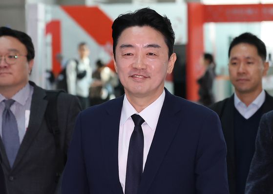 전략경제협력 특사로 임명된 강훈식 대통령 비서실장이 19일 오전 인천국제공항 제1터미널에서 독일로 출국하고 있다.   강 특사는 유럽 내 방산 협력 대상 국가를 방문해 대통령 친서를 전달하는 것을 시작으로 내년 상반기까지 3차례에 걸쳐 전략경제협력을 위한 대통령 특사 임무를 수행할 예정이다. 뉴스1