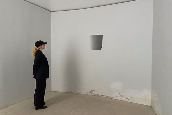 샤토 라코스트에 전시된 이우환의 그림.