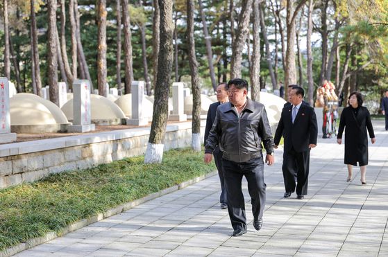 북한 노동당 기관지 노동신문은 25일 "김정은 동지가 중국인민지원군 조선전선(6·25전쟁) 참전 75돌 즈음해 지난 24일 평안남도 회창군에 있는 중국인민지원군 열사릉원을 찾으시고 열사들에게 숭고한 경의를 표했다"라고 보도했다. 노동신문=뉴스1