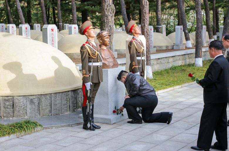 북한 노동당 기관지 노동신문은 25일 "김정은 동지가 중국인민지원군 조선전선(6·25전쟁) 참전 75돌 즈음해 지난 24일 평안남도 회창군에 있는 중국인민지원군 열사릉원을 찾으시고 열사들에게 숭고한 경의를 표했다"라고 보도했다. 노동신문=뉴스1