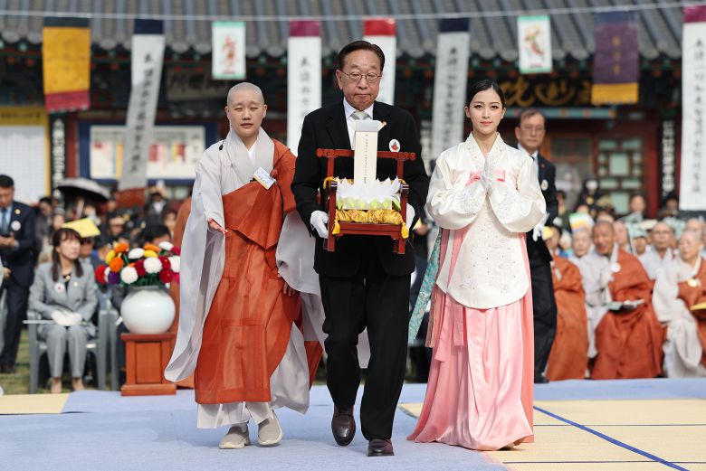 김진 광복회 부회장이 독립유공자 33인의 위패를 봉안하고 있다. 김경록 기자