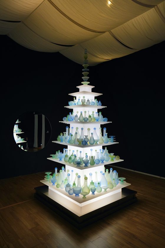 탑 위에 250개의 유리병을 쌓은 박선민의 '시간의 연결성'. 사진 예술경영지원센터
