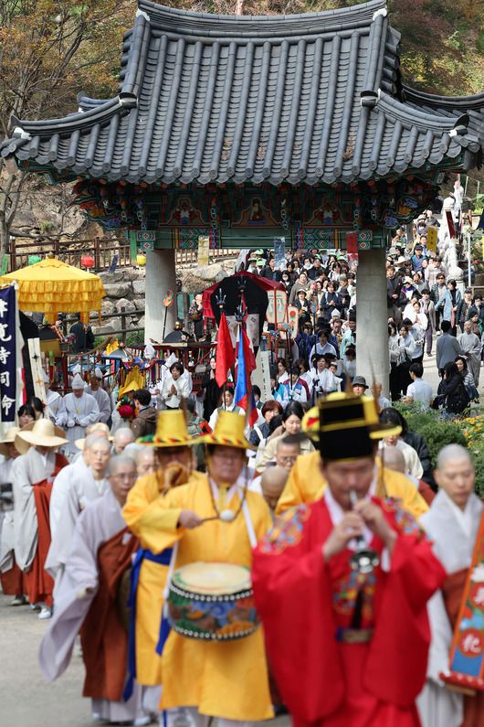 25일 스님, 신도 등 대령 행렬이 이어지고 있다. 김경록 기자