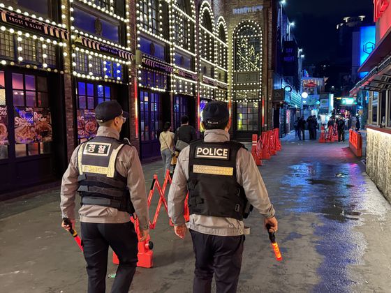 지난 24일 오후 6시25분 서울 용산구 이태원 세계음식거리를 서울경찰청 기동순찰대 경찰관이 돌아보고 있다. 거리 가운데에는 이동형 중앙분리대가 설치돼 보행자의 우측통행을 유도하고 있다. 임성빈 기자