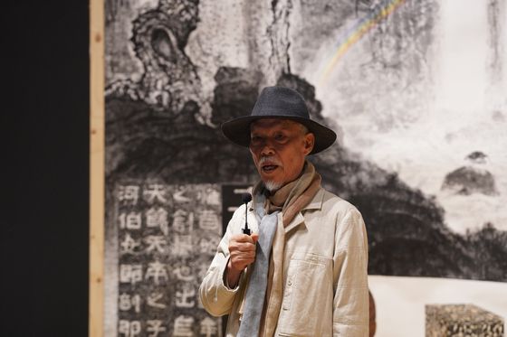 '코리아판타지'를 설명하는 화가 박대성. 사진 예술경영지원센터