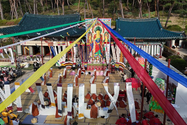 광복 80주년을 맞아 25일 서울 은평구 진관사는 국행수륙재 개건 627주년 기념 ‘2025년 진관사 수륙재’ 회향식을 봉행했다. 수륙재는 지난 7일부터 49일간 ‘광복 80년, 온 세상을 비추는 감사의 기도로’라는 주제로 진행됐다. 대웅전 야단법석에서 비구니 스님들이 조국의 독립을 위해 희생한 순국선열과 나라의 안녕, 국민들의 평안과 건강을 기원하는 천수바라춤을 추고 있다. 김경록 기자