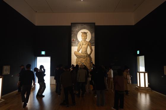 '코리아판타지'와 마주보는 박대성의 5m '반가사유상'. 사진 예술경영지원센터