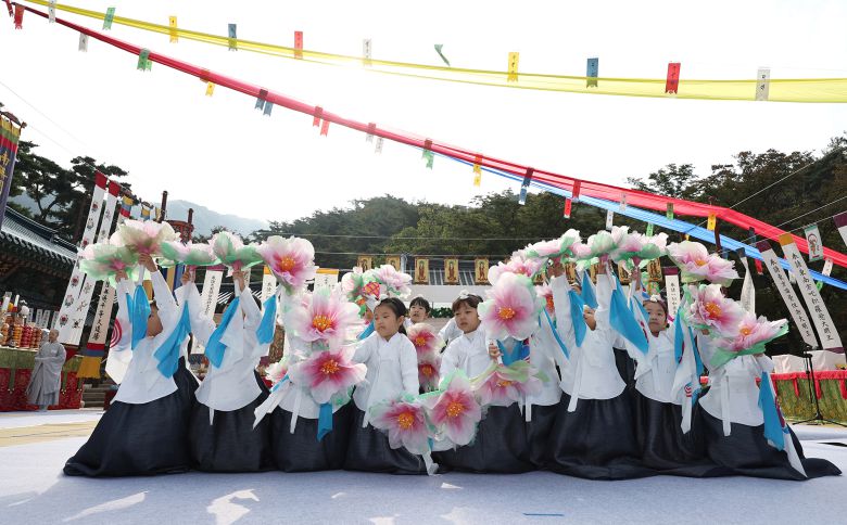 25일 코끼리 유치원생들이 꽃춤을 추고 있다. 김경록 기자