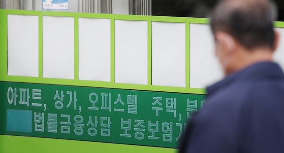 26일 노원구 수락산역 인근 한 부동산 매물 안내판이 비어 있다. 10ㆍ15 부동산 대책 시행 후 열흘간 서울 아파트 거개량은 직전 열흘 대비 80% 가까이 급감했다. 연합뉴스