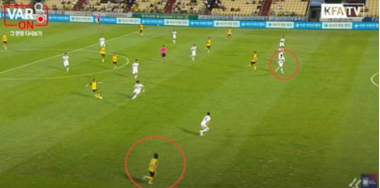 지난 8월10일 K리그2 전남-천안전 오심 장면. VAR 화면을 통해 천안 최종 수비수(동그라미 속 흰 유니폼) 위치를 확인하고도 심판진은 오프사이드 판정과 함께 전남의 골을 취소했다. [사진 KFA TV 캡처]