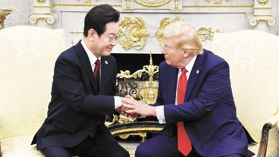 이재명 대통령이 8월 25일(현지시간) 미국 워싱턴DC 백악관 오벌 오피스에서 도널드 트럼프 미국 대통령과 한미정상회담을 하고 있다. 대통령실사진기자단 2025.8.26