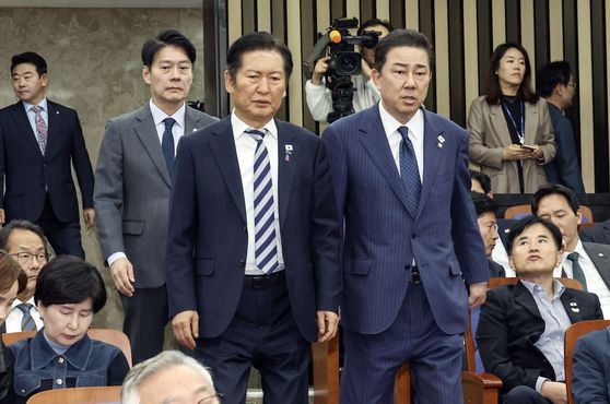 더불어민주당 정청래 대표와 김병기 원내대표가 26일 오후 국회에서 열린 의원총회에 참석하고 있다. 김성룡 기자.