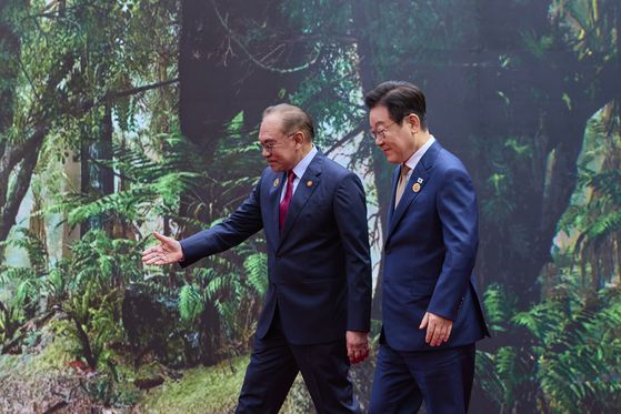 이재명 대통령이 27일 말레이시아 쿠알라룸푸르 컨벤션센터에서 열린 한-아세안 정상회의에서 아세안 정상들과 함께 기념촬영을 하고 있다.   왼쪽부터 하우 칸 솜 미얀마 외교부 사무차관, 로런스 웡 싱가포르 총리, 아누틴 찬위라꾼 태국 총리, 사나나 구스마오 동티모르 총리, 팜 민 찐 베트남 총리, 이재명 대통령, 안와르 이브라힘 말레이시아 총리, 페르디난드 마르코스 필리핀 대통령, 하사날 볼키아 브루나이 국왕, 프라보워 수비안토 인도네시아 대통령, 훈 마네트 캄보디아 총리, 손싸이 시판돈 라오스 총리. 연합뉴스